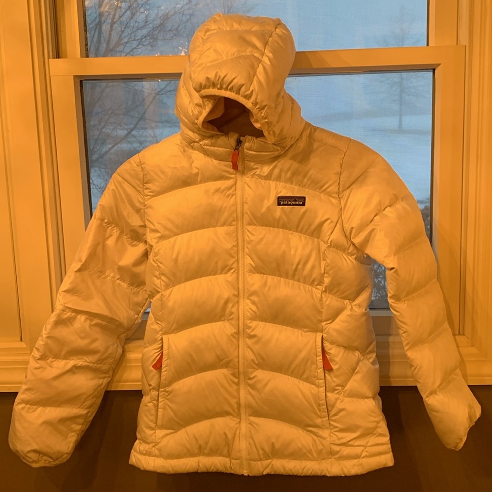 Girls Patagonia down sweater hoody.  Size Medium, color white.